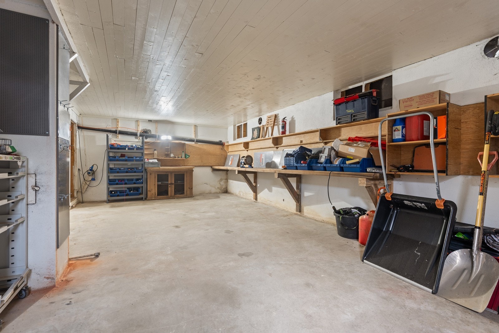 Kjeller har i dag verksted, lagerrom og 3 boder. Galleribilde
