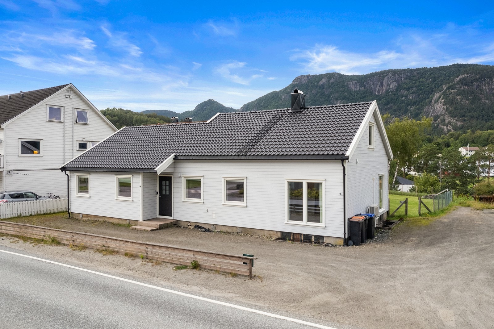 Flott arkitekttegnet bolig som er betydelig påkostet. Galleribilde