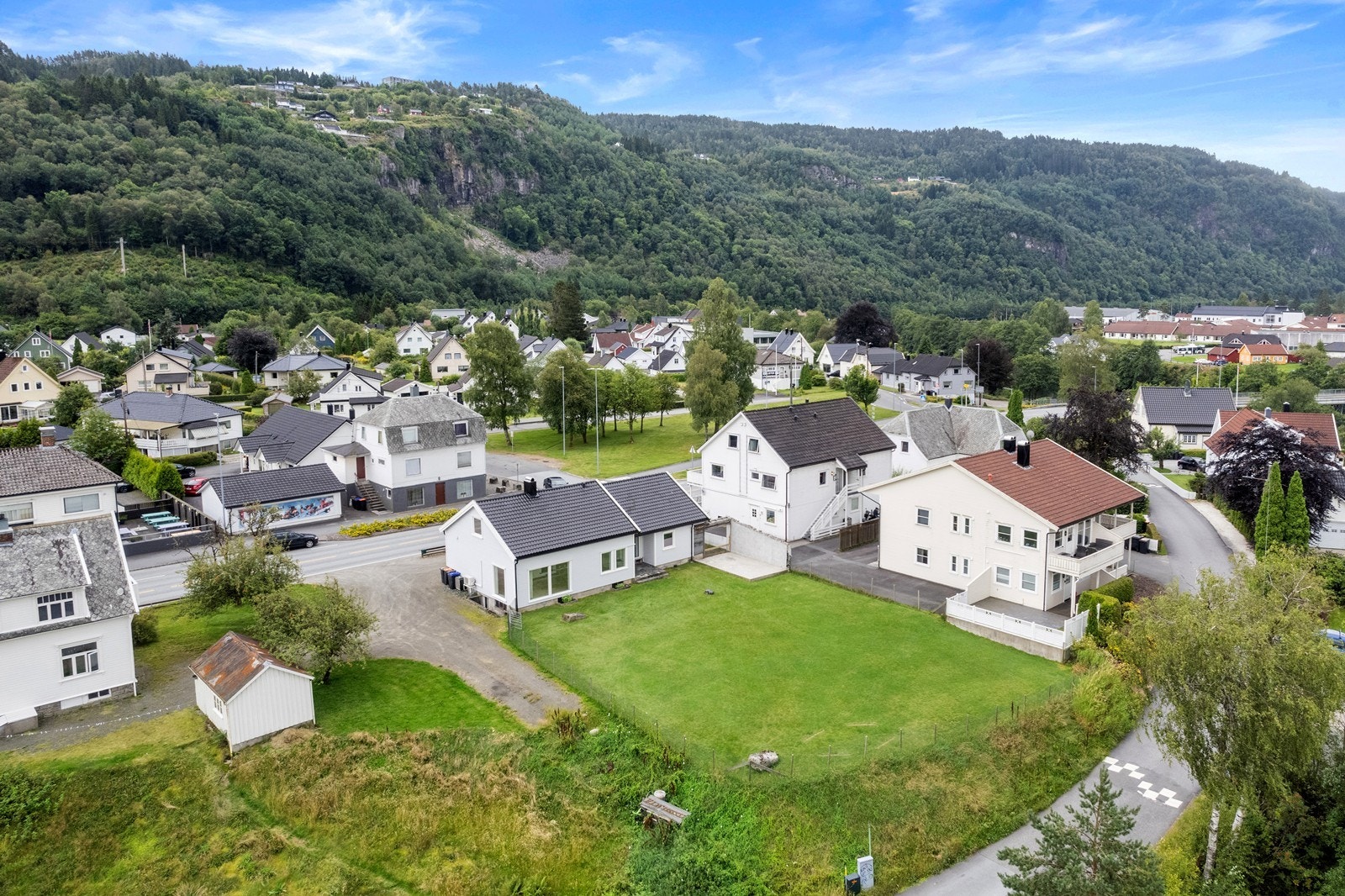 Eiendommen ligger vestvendt og har gode solforhold, i tillegg til sentral beliggenhet. Man ser rett ned på elva og Liknes sentrum. Gangavstand til skoler, barnehager og idrettsanlegg. Galleribilde