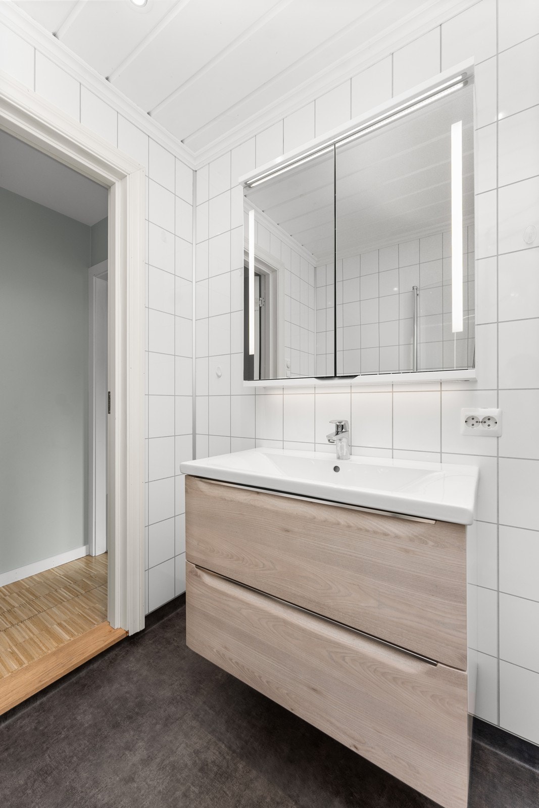 Rommet inneholder innredning med nedfelt servant, toalett og dusjvegger/hjørne. Galleribilde