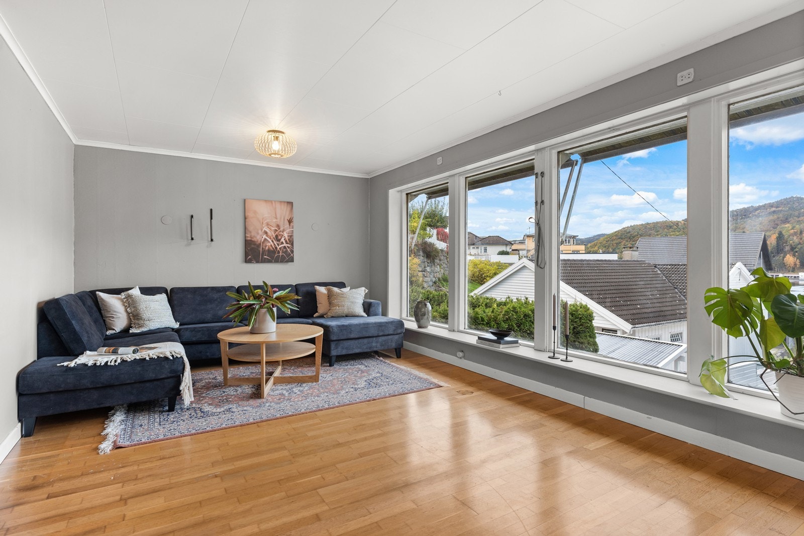 Stua i den påbygde delen er svært romslig og har flere møbleringsmuligheter Galleribilde