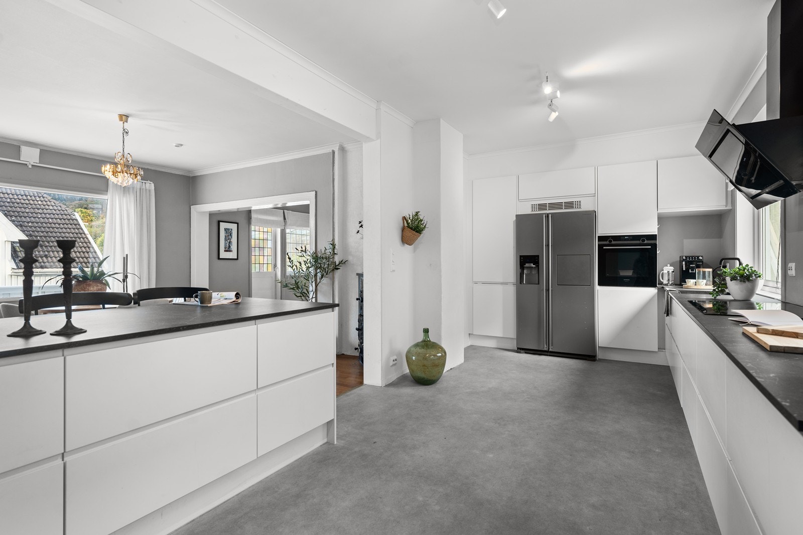 Nyere kjøkkeninnredning fra JKE design - godt med skap og benkplass Galleribilde