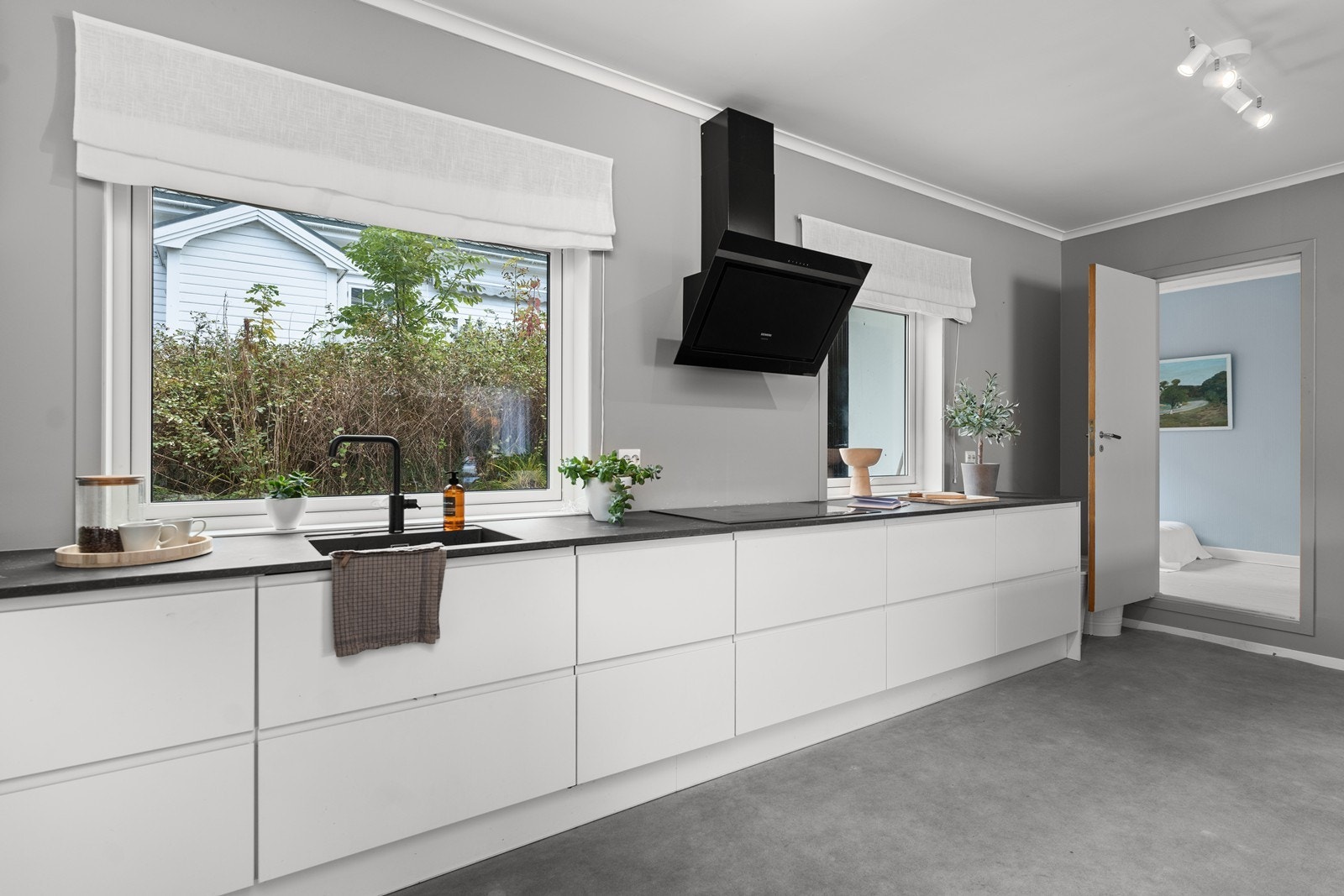 Romslig arbeidsbenk, og vinduer som ble byttet samtidig som kjøkken ble renovert. Galleribilde