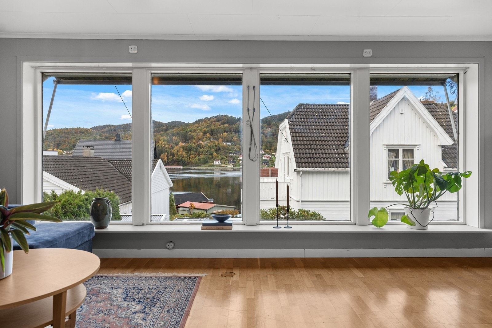 Her får man eiendommens fantastiske utsikt rett inn i stua! Galleribilde