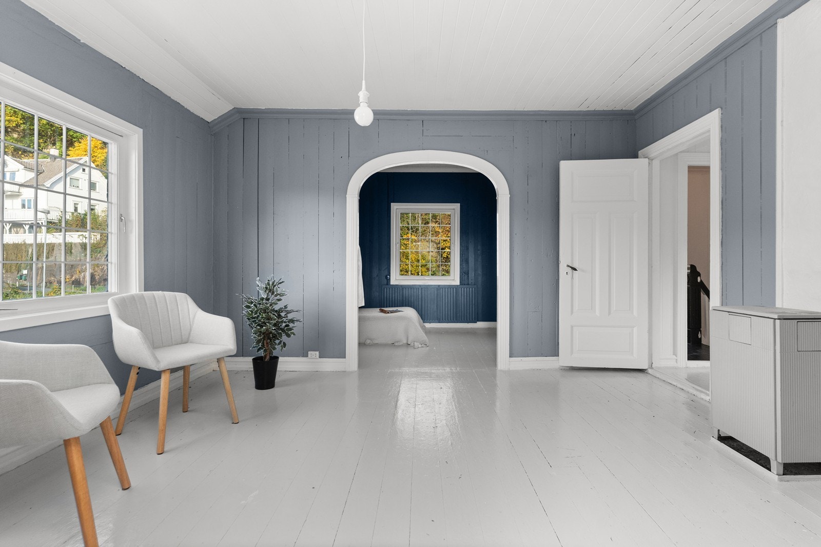 Den lyse blåfargen i loftstua står fint mot den mørkere blåfargen i rommet innenfor. Galleribilde