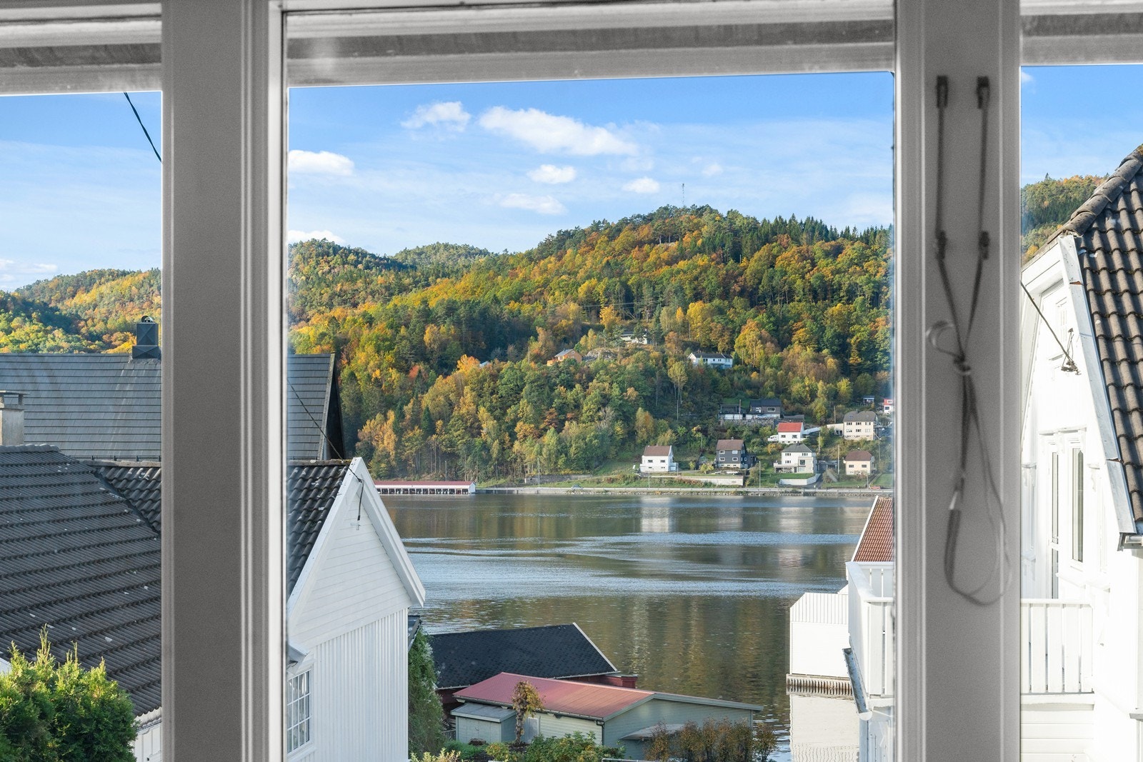 Utsikt ned til strand og utover sjøen. Galleribilde