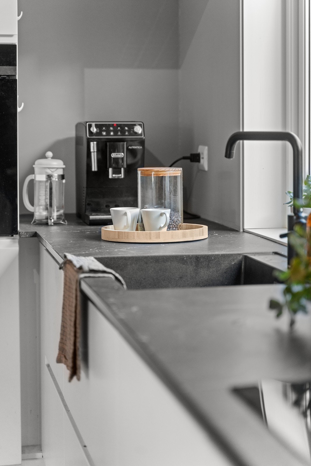 Kjøkken har fine detaljert som bl.a. underlimt servant og kaffehjørne Galleribilde