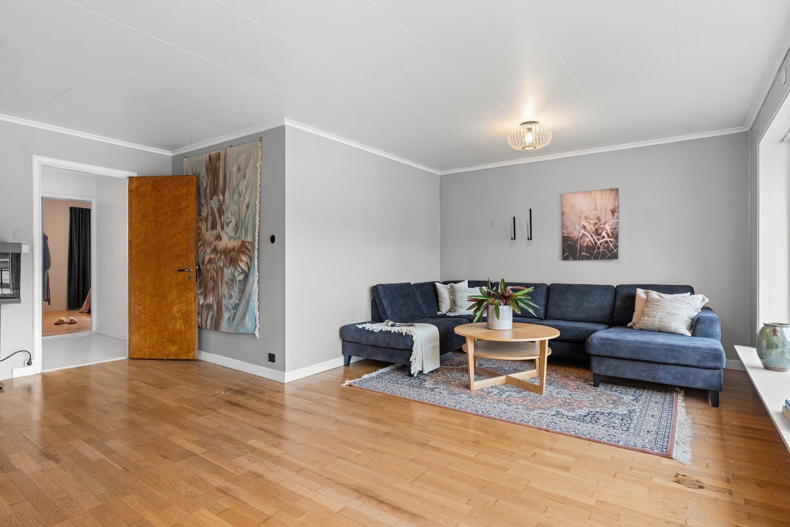 Fra stua er dør ut til gang. Gang er ikke avbildet, men her er takvindu og gode
oppbevaringsmuligheter. Galleribilde