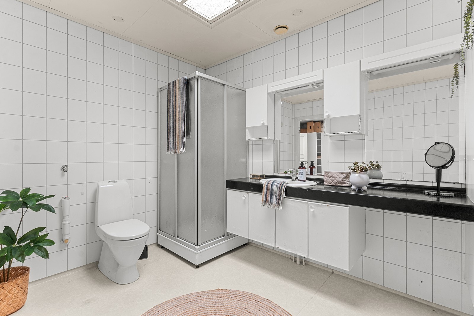 Bad har servant, dusjkabinett, wc og opplegg for vaskemaskin Galleribilde