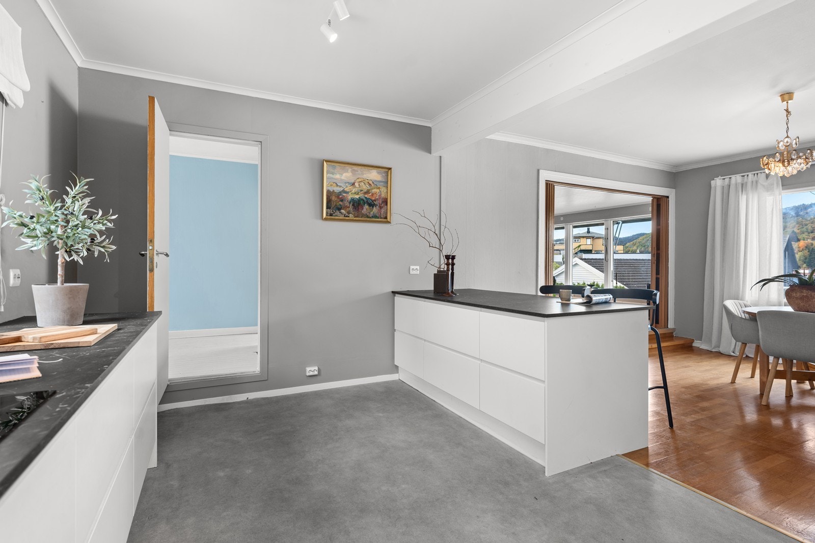 Kjøkkenet har en fin plassering ved spisestua og blir dermed et sosialt midtpunkt i huset Galleribilde