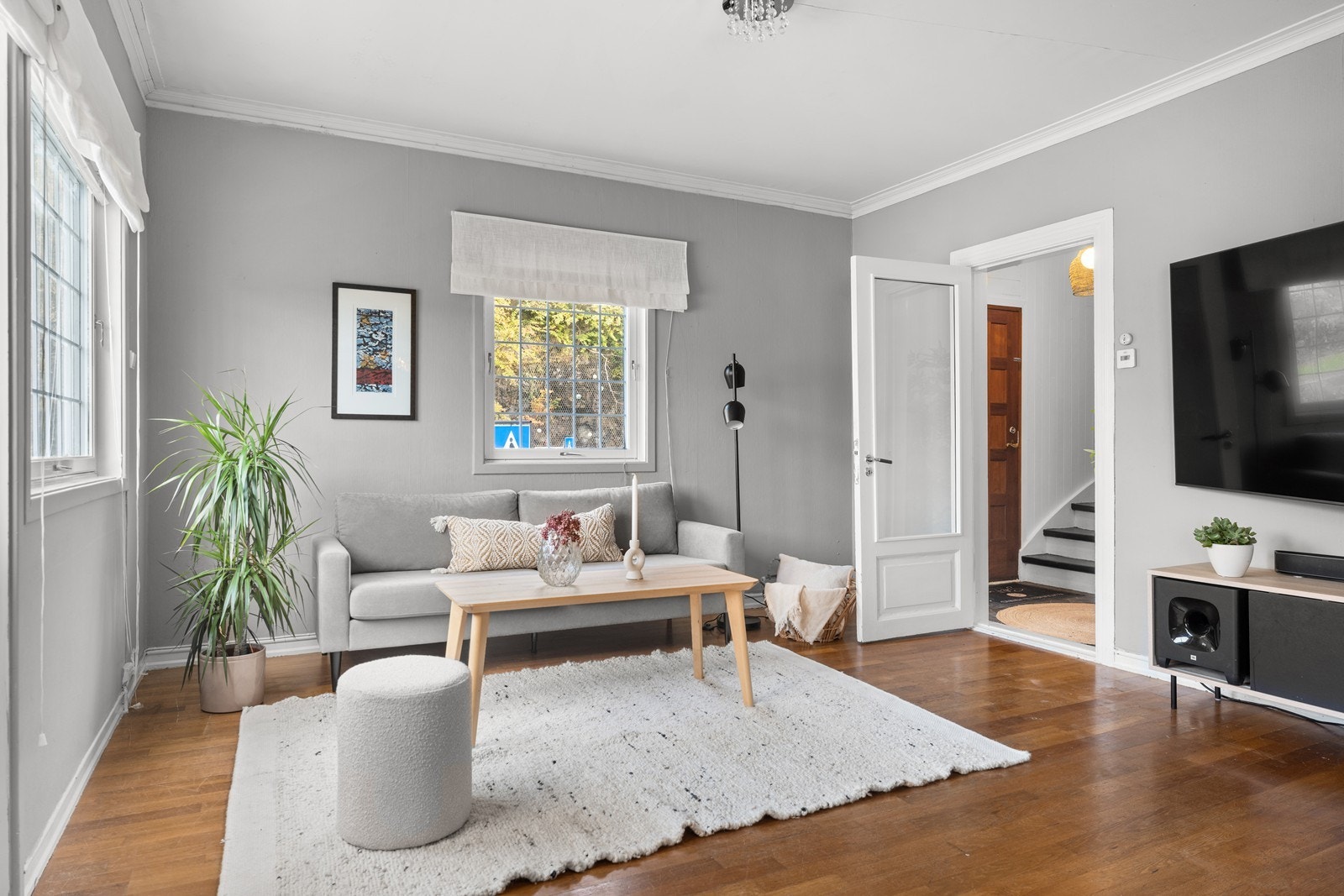 Fra stua og ut mot yttergang/ trapp opp til loft og ned til kjeller Galleribilde