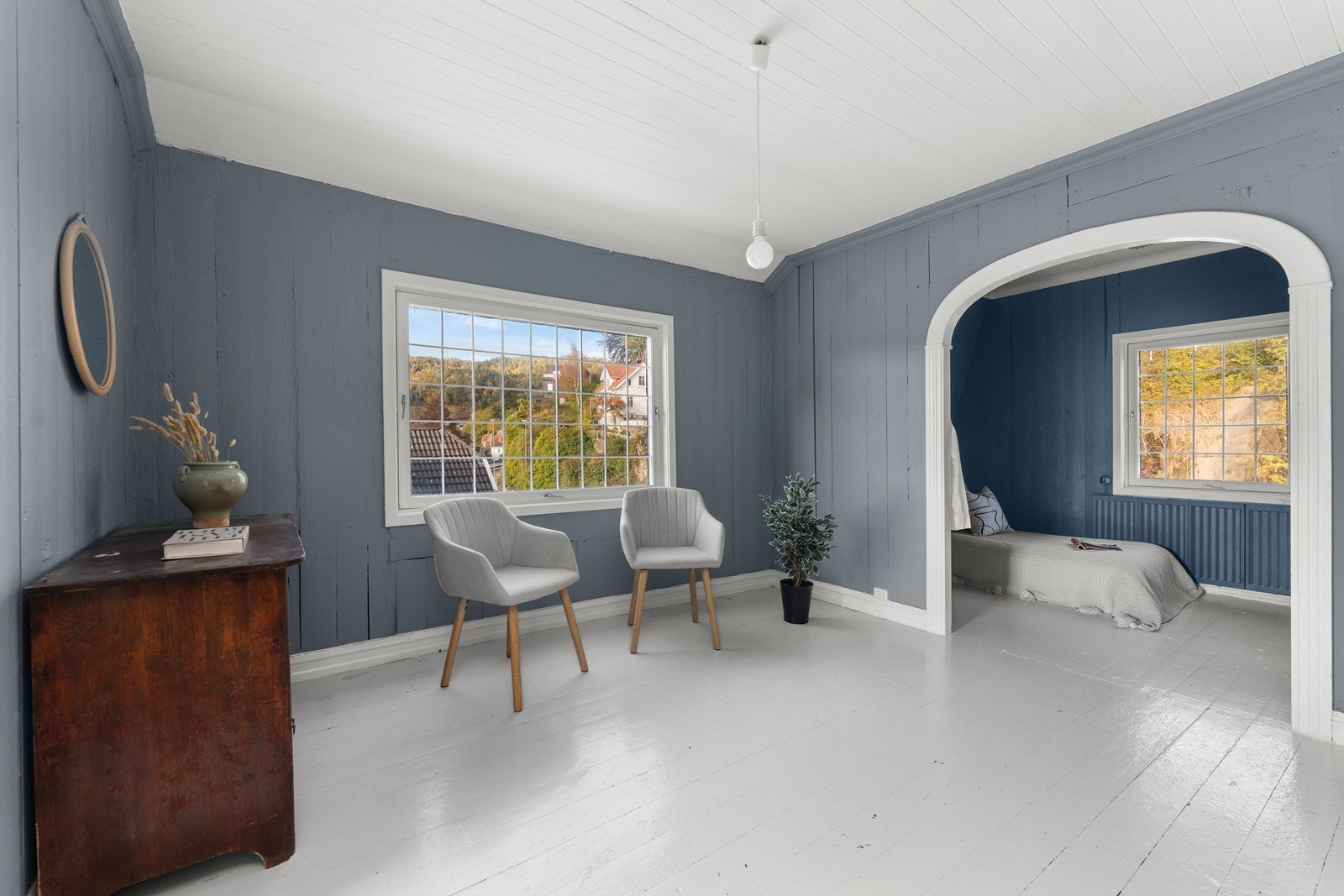 Romslig loftstue med åpent inn mot sovealkove. Galleribilde