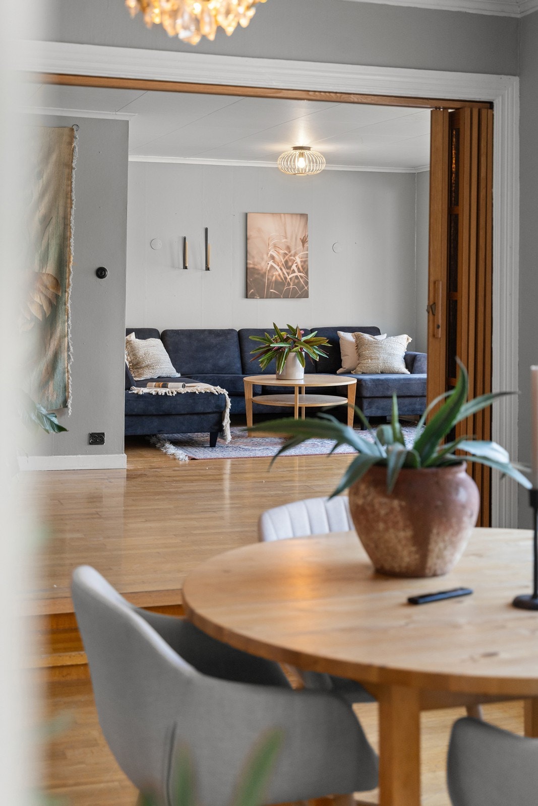 Fra spisestue inn mot stua i den påbygde delen Galleribilde