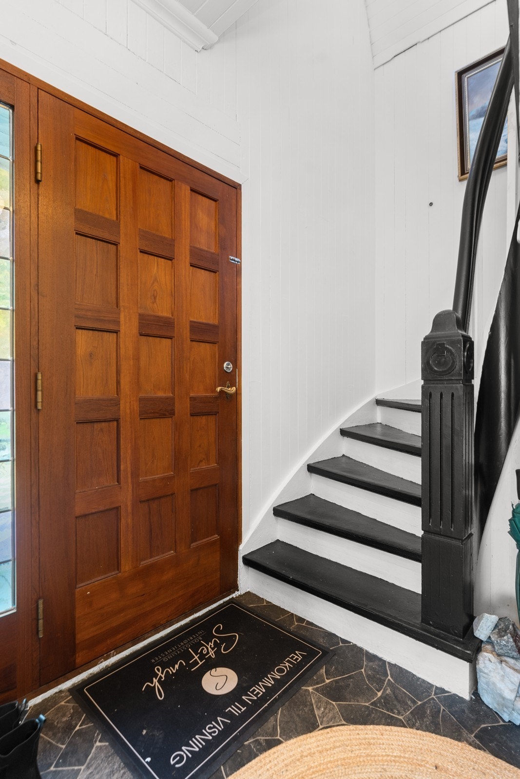 Inngangsparti - gang med trapp opp til loft og trapp ned til kjeller som er lukket med dør. Galleribilde