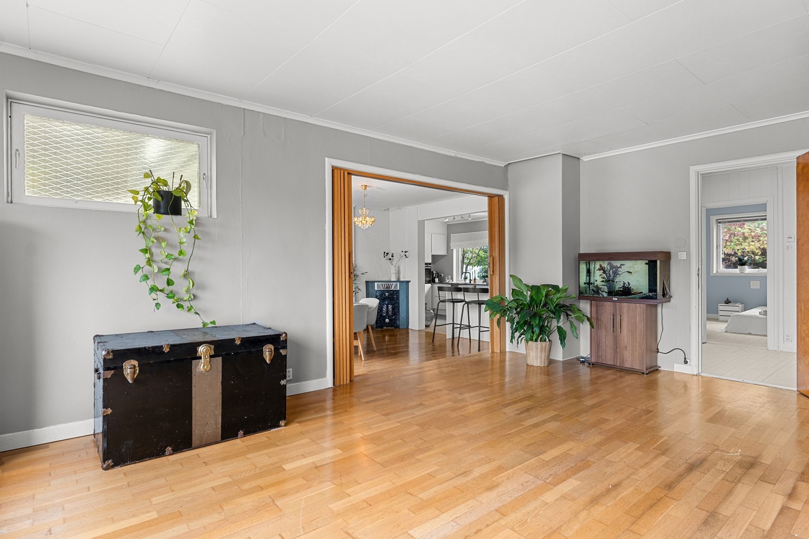 Den påbygde delen ligger et nivå høyere. Flott løsning med trinn ned til stue og kjøkken Galleribilde