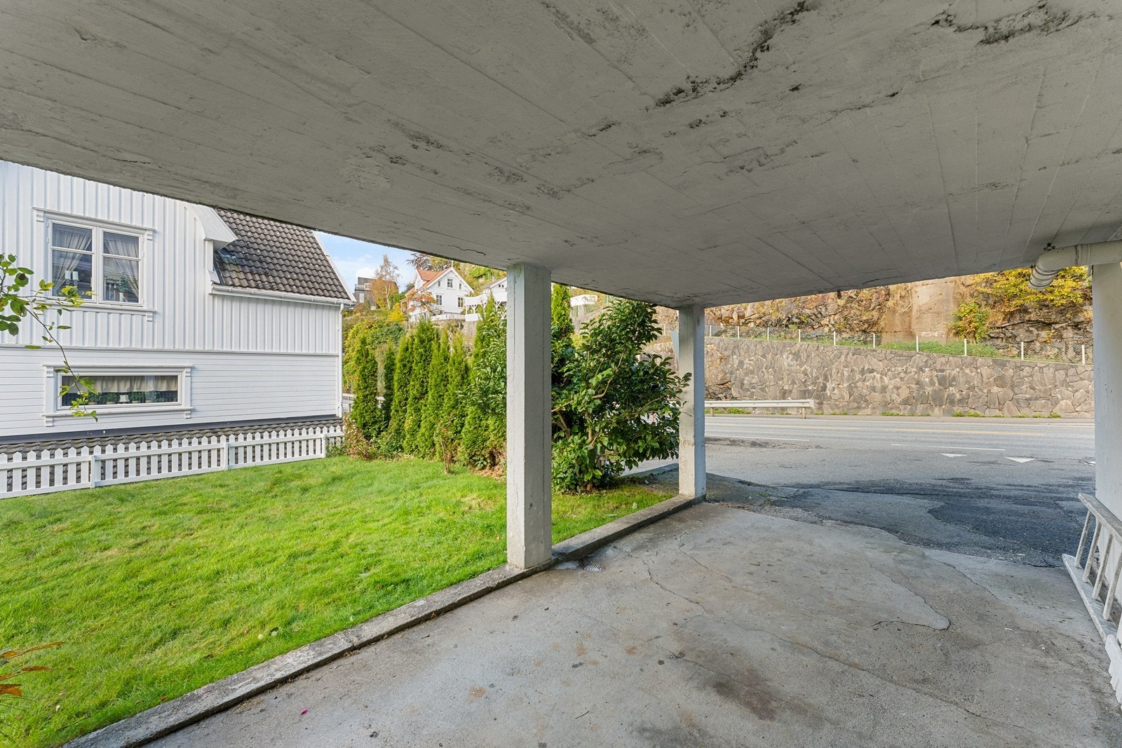 Carport under veranda Galleribilde