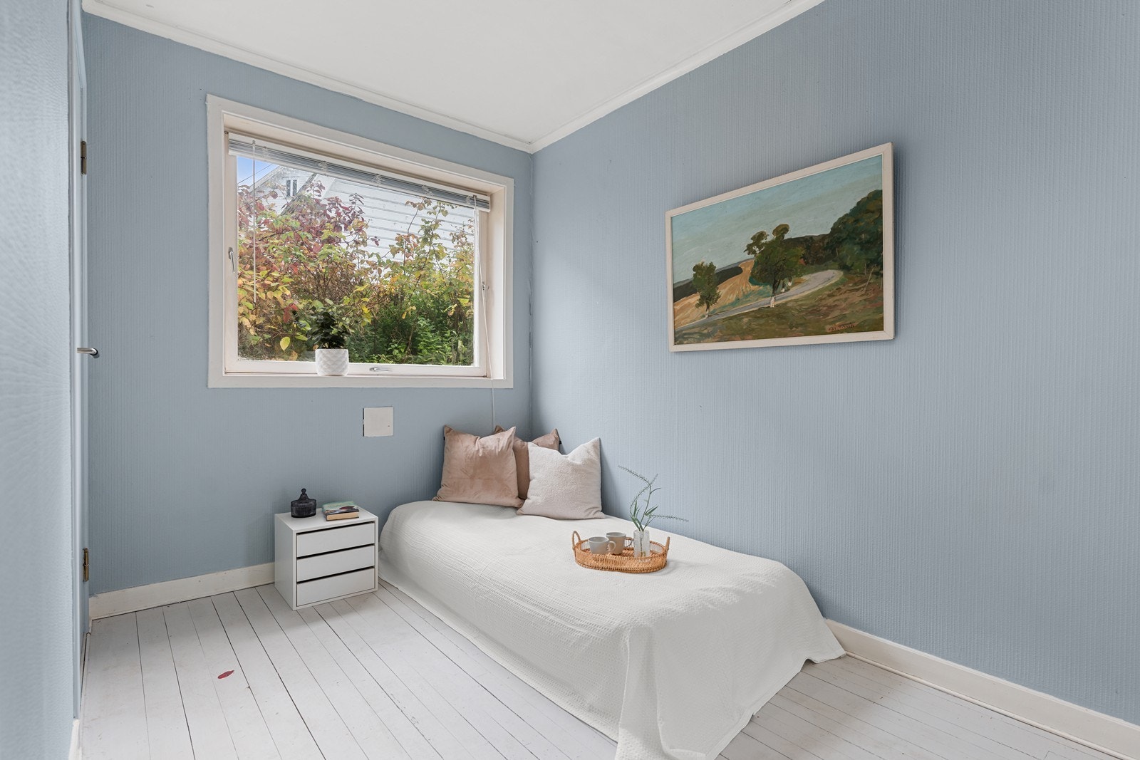 Soverom/ disp. rom. Rommet ligger bak ved kjøkken og grovinngang. Mye bruksmuligheter som kontor, grovkjøkken, privat gang osv. Galleribilde