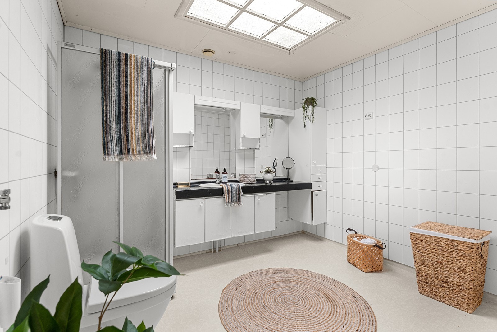 Badet ligger innerst i huset i den påbygde delen. Romslig og lyst bad med takvindu Galleribilde