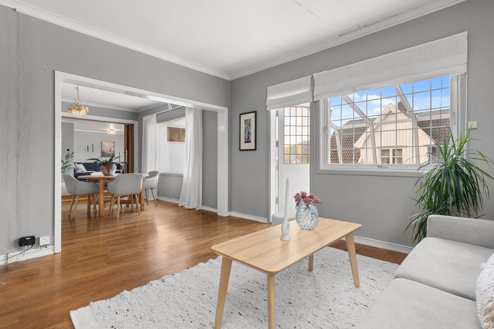 Stue som ligger på samme nivå som kjøkken har direkte atkomst fra gang med inngangsparti
. Her er delvis overbygd veranda med gode solforhold Galleribilde