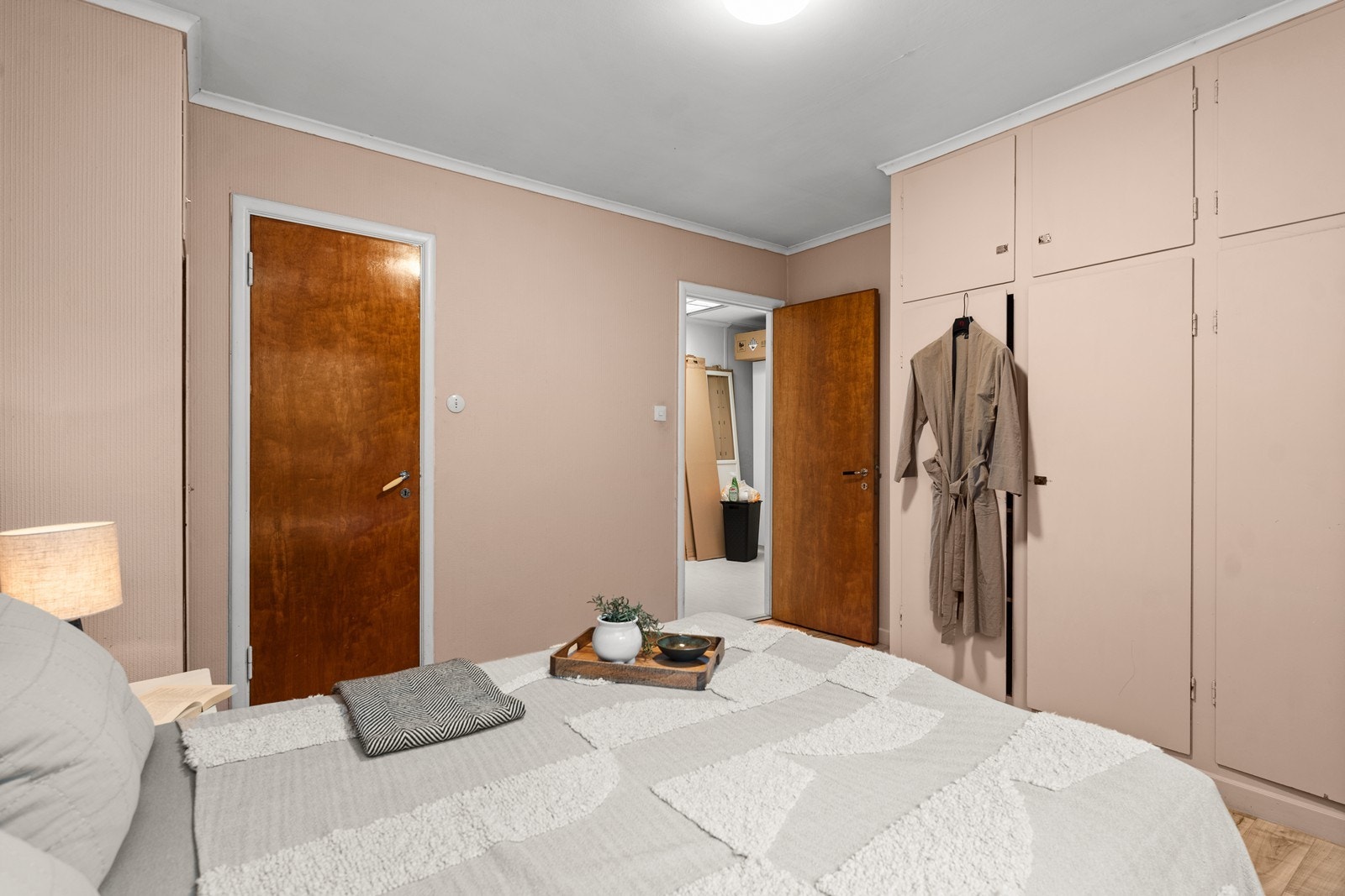 Rommet har privat eldre bad som idag brukes til bod/ oppbevaring. Her er mye muligheter for ny eier (walk in, bad, bod osv) Galleribilde