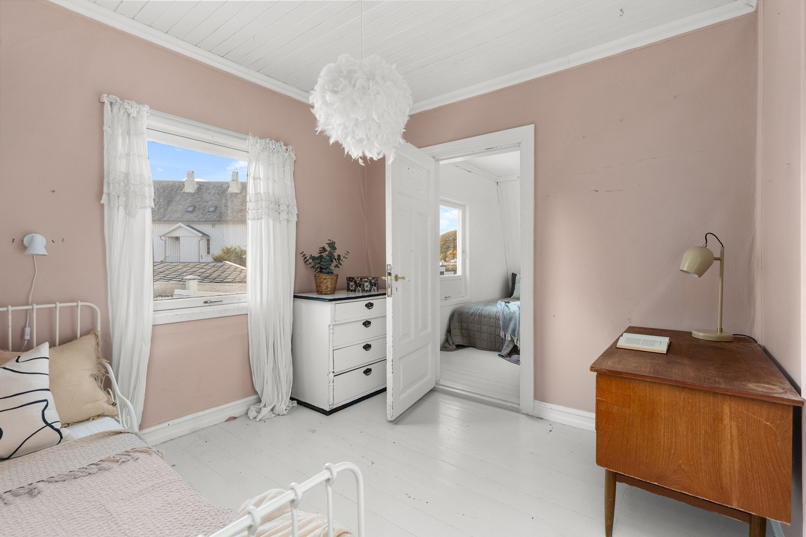 Ut vinduene her får du taket til den påbygde delene. Her kan være muligheter for å bygge takterrasse Galleribilde