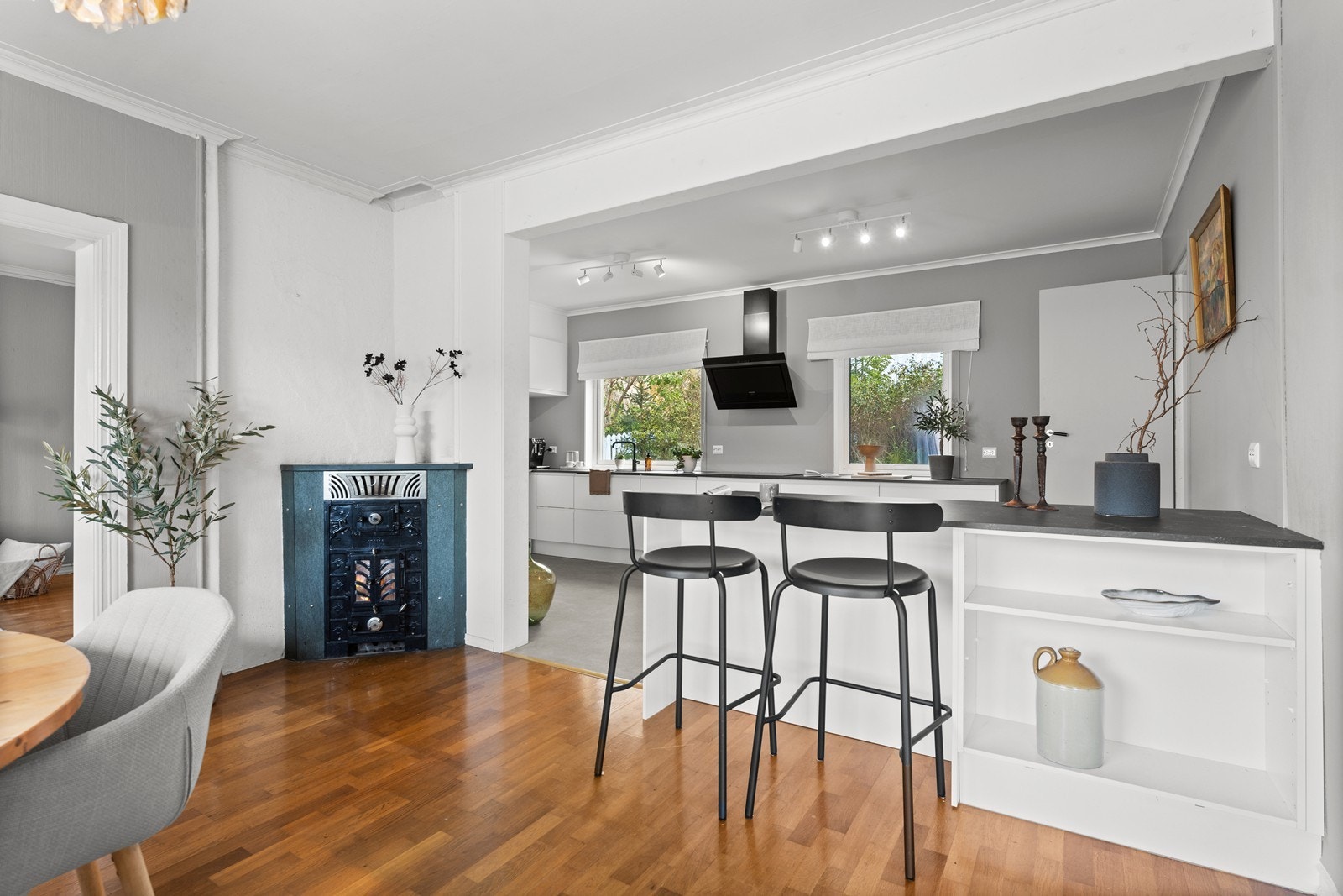 Nyere kjøkken med praktisk kjøkkenøy midt i rommet. Dette blir et naturlig samlingspunkt når man har gjester Galleribilde