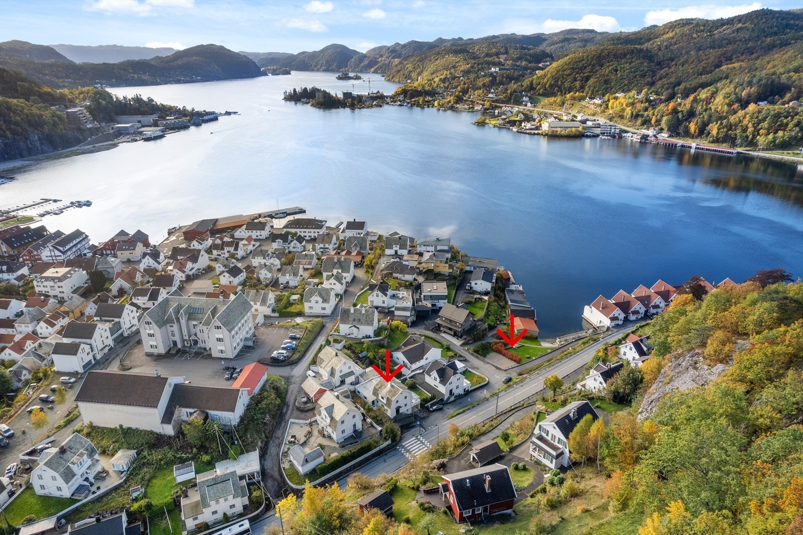 Hyggelig nabolag med felles opparbeidet badeplass/ strand og volleyballbane som er merket med pil Galleribilde