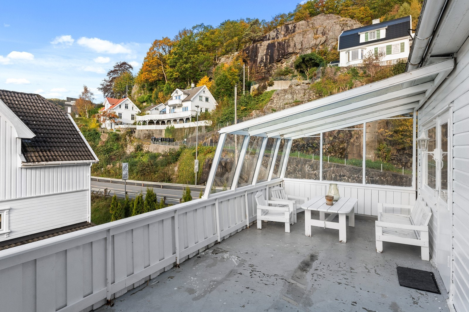 Veranda er delvis overbygd med glass. Her er koselig å sitte selv på en regnfull dag Galleribilde