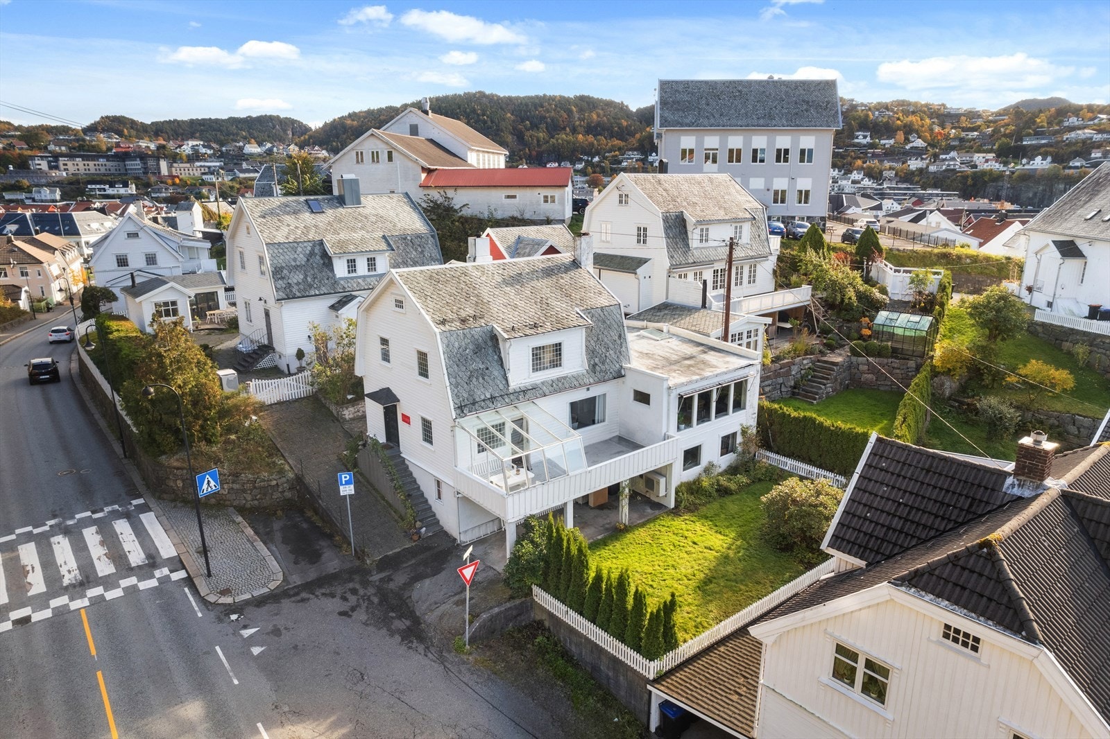 Boligen ligger sentralt til med gåavstand til alle fasiliteter i sentrum. Galleribilde