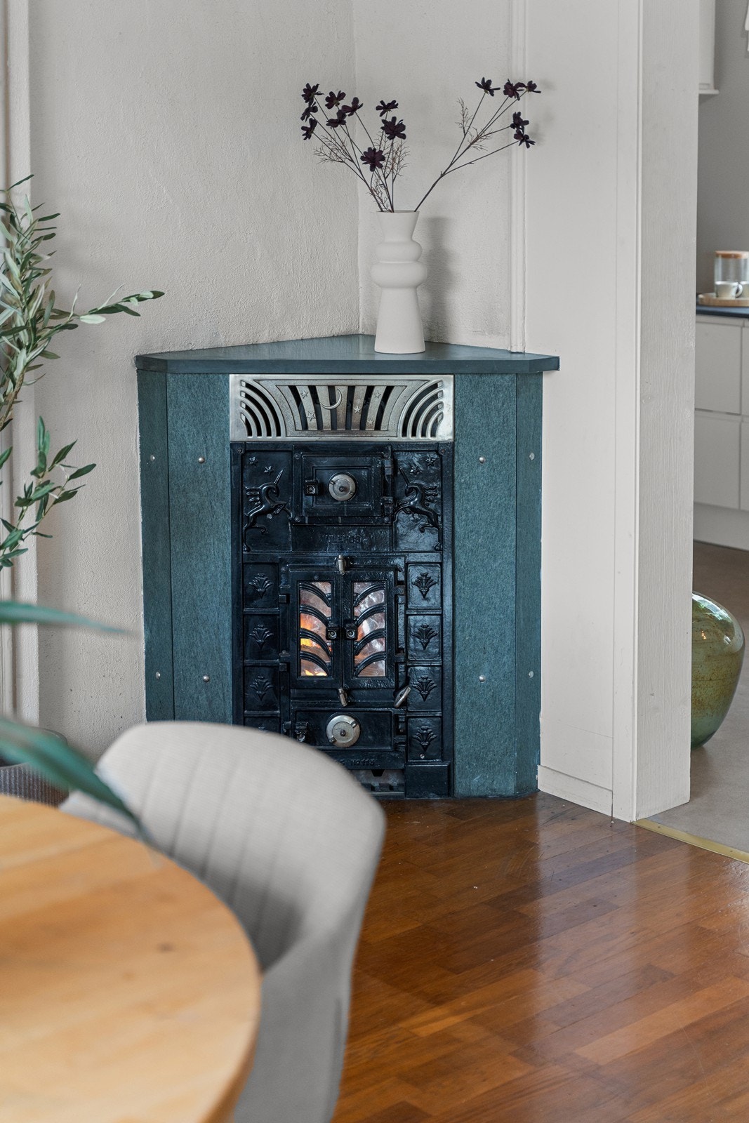 Eldre vedovn i spisestue samt parkett på gulv i stuene Galleribilde