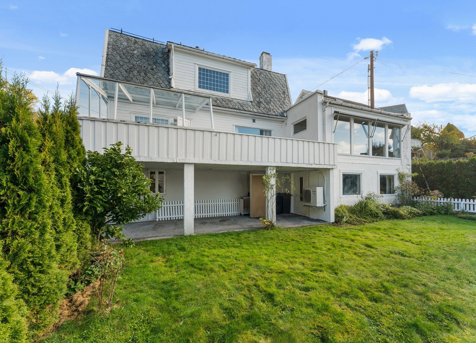 Den strekker seg over 4 plan med kjeller og loft Galleribilde