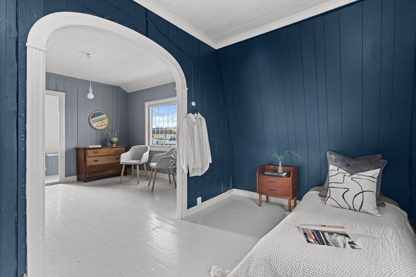 Trivelig sovealkove malt i en lun og mørk blåfarge Galleribilde