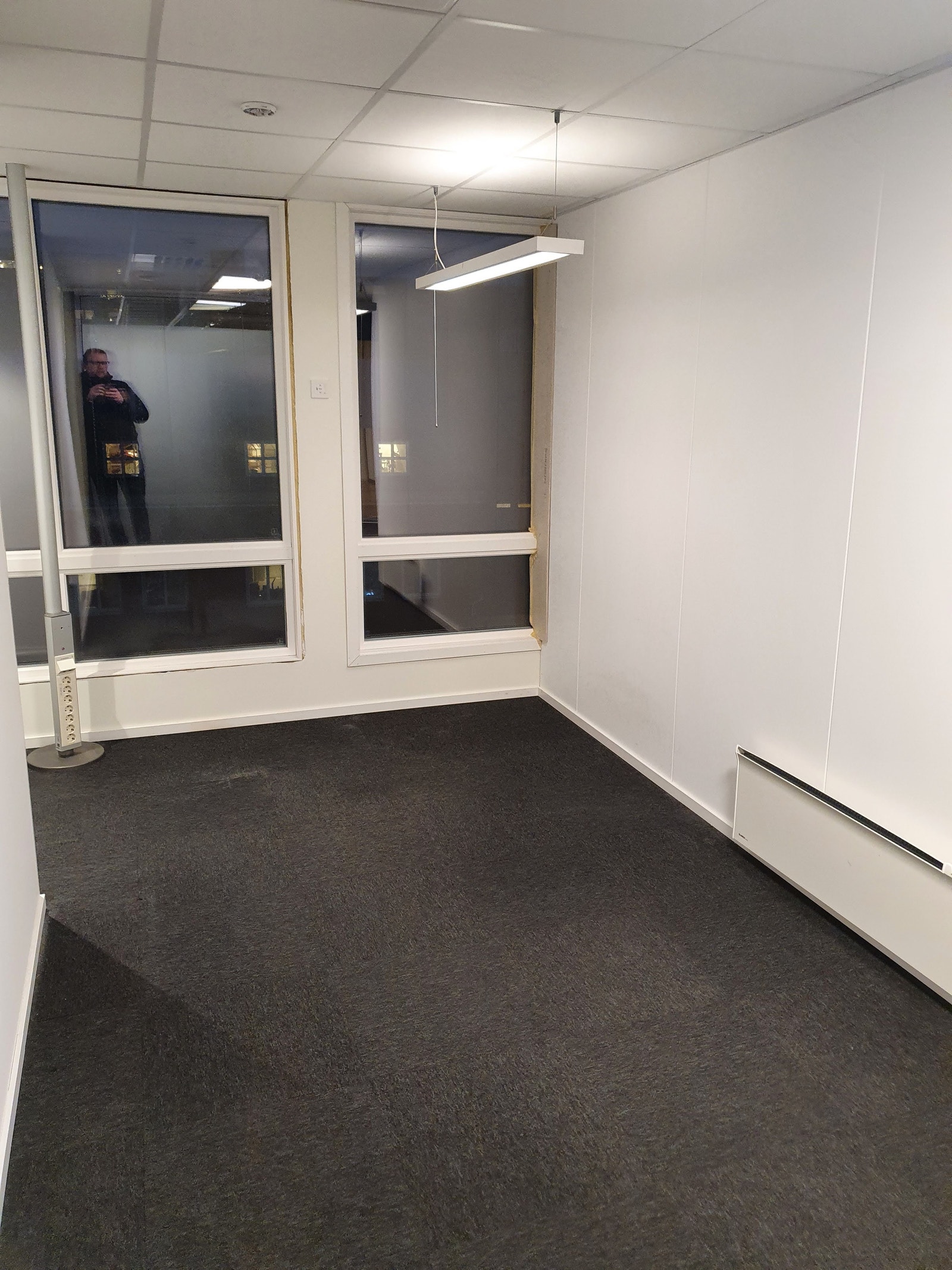 Store lyse kontorer med mye lys Galleribilde