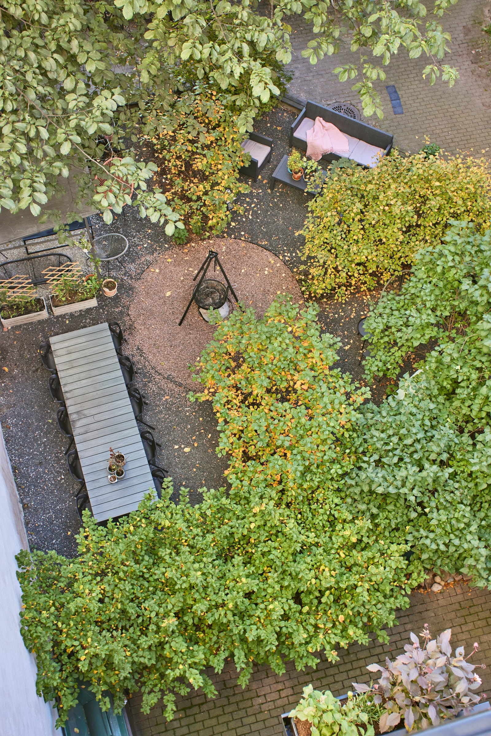 Veldig hyggelig utsyn over borettslagets frodige bakgård. Galleribilde