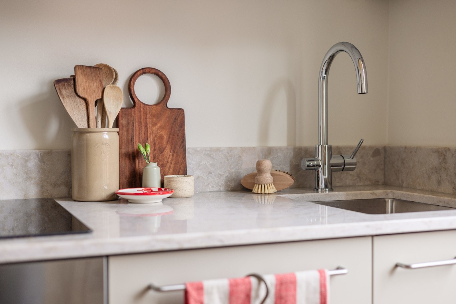 Den lekre benkeplaten er også trukket opp i benkeryggen som gir et stilrent og helhetlig uttrykk. Galleribilde