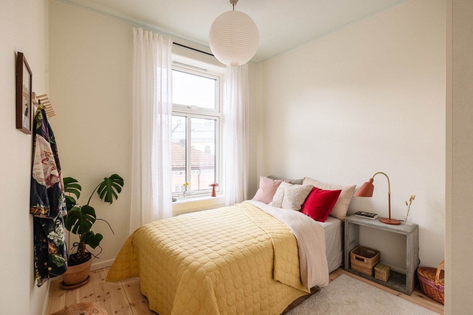 Soverommet har samme gode standard som resten av leiligheten med lyse fine tregulv og overflater malt i nydelige farger. Galleribilde