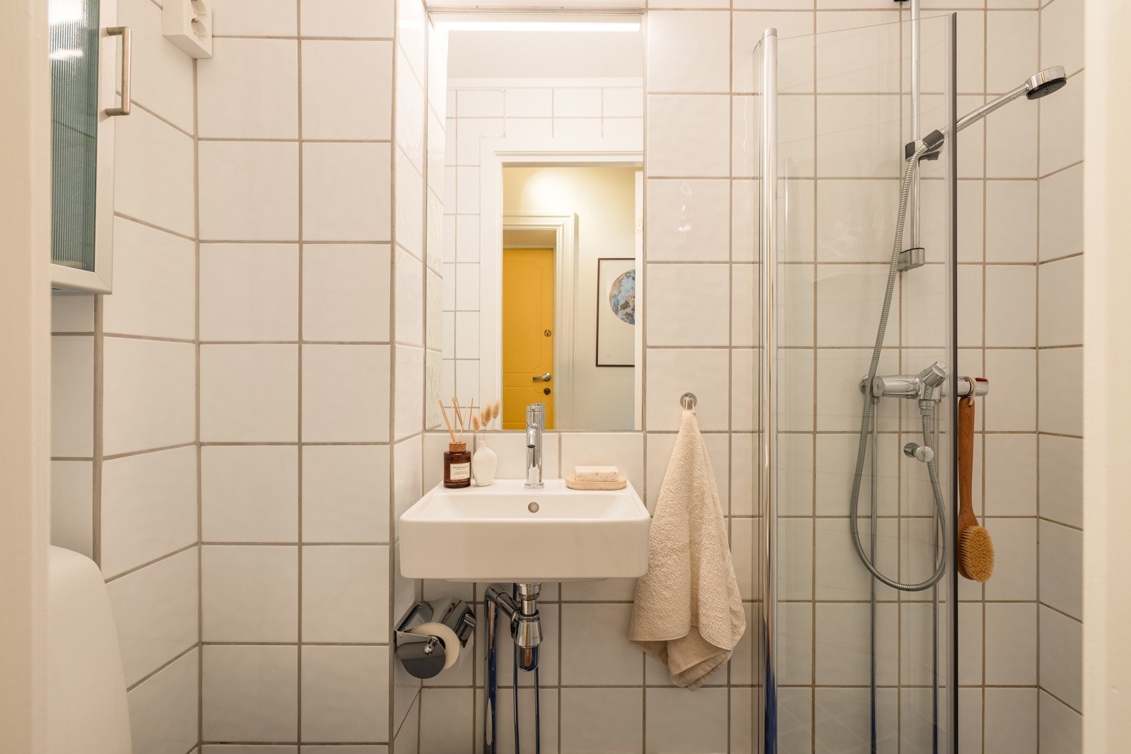 Leiligheten har et lyst baderom som ble pusset opp i regi av brl. i 2004, og oppgradert i 2024. Baderommet er flislagt og har gulvvarme. Galleribilde