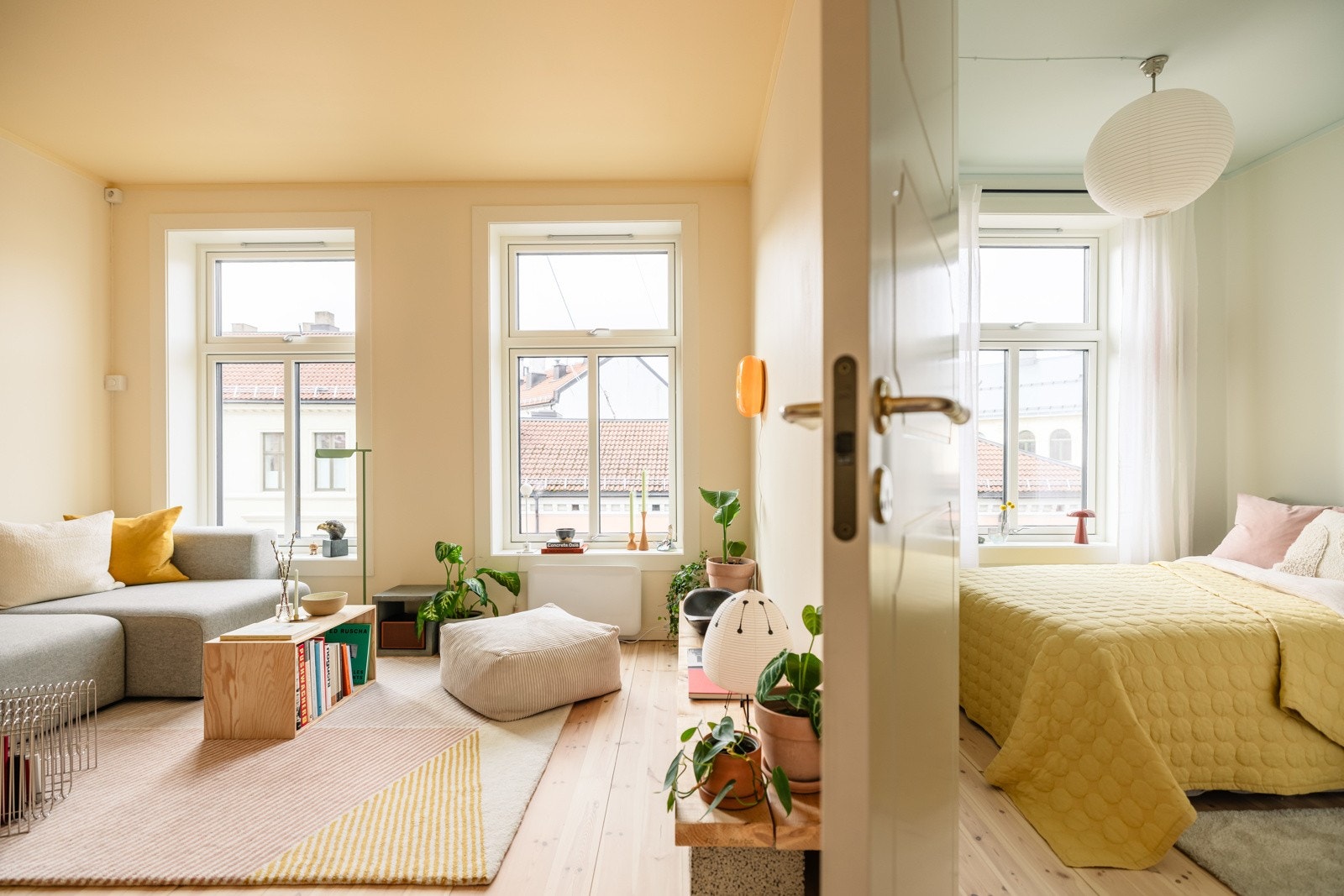 Hele leiligheten er malt i nydelige lyse farger som harmonerer fint. Galleribilde