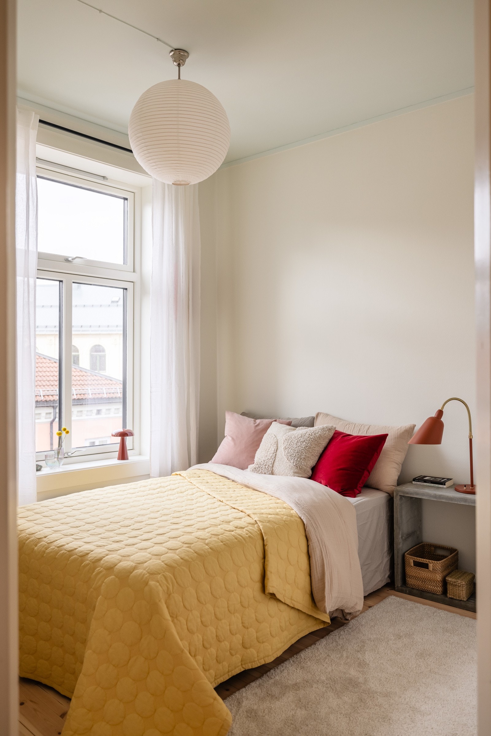 Leiligheten har et lyst og innbydende soverom. Galleribilde