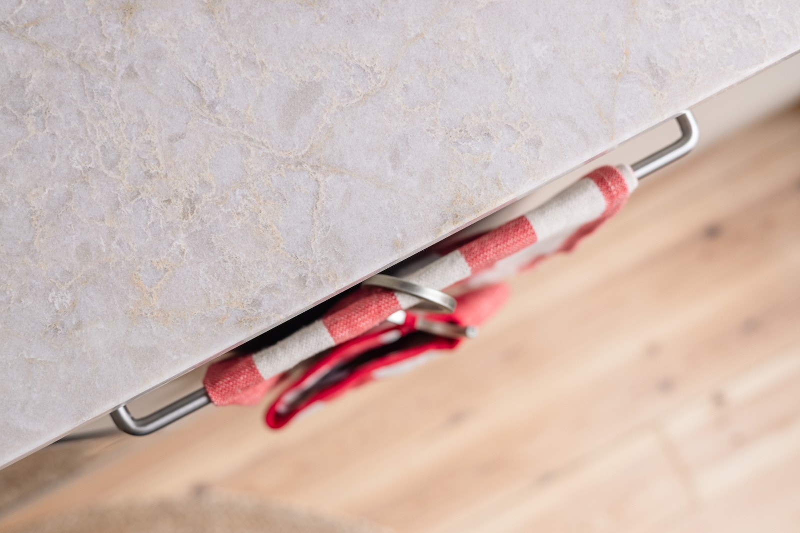 Innredningen har glatte fronter og påkostet benkeplate av kvartskompositt fra Granitop med underlimt servant. Galleribilde