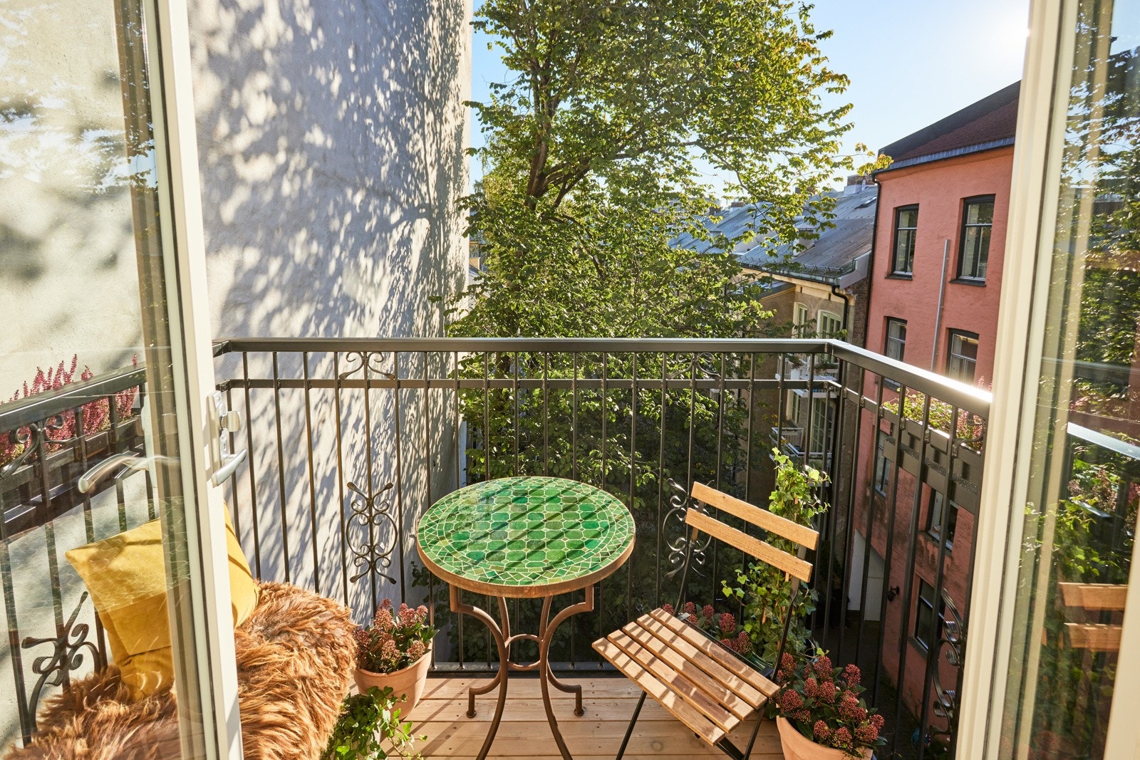 Beliggenheten i høyden og mot øst sørger for gode solforhold på morgen og formiddag. Galleribilde