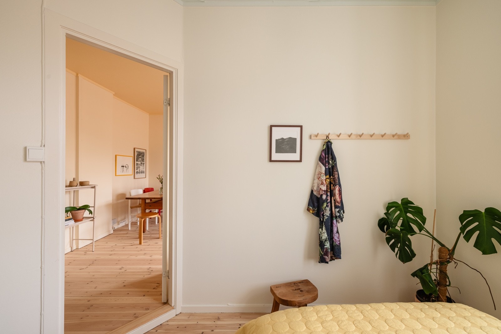 På soverommet har du plass til en dobbeltseng med tilhørende nattbord, samt en kontorpult eller kommoder. Galleribilde