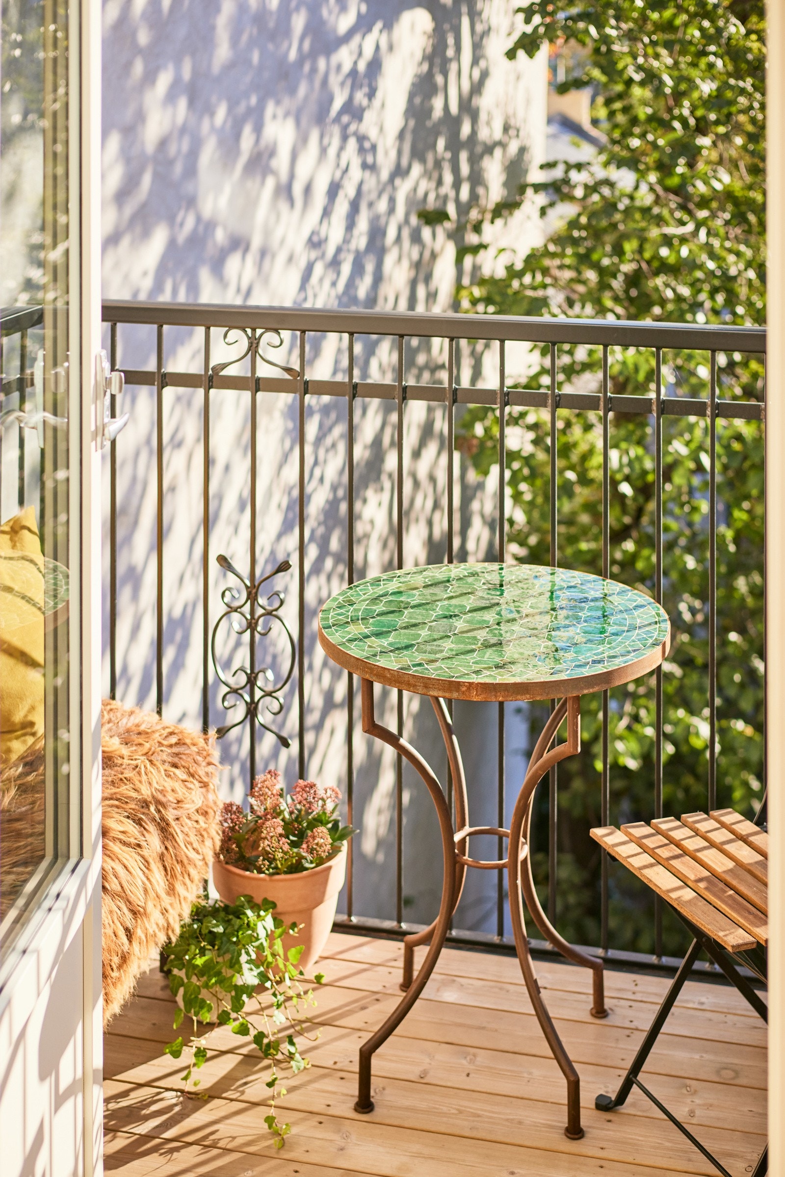 Balkongen er på ca. 3m², har terrassebord på gulv og plass til sittegruppe etter eget ønske. Galleribilde