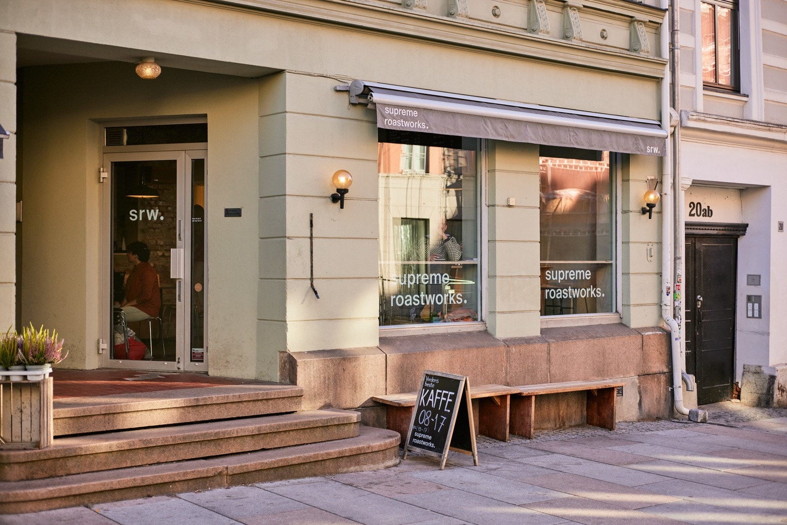 Attraktiv beliggenhet på øvre Grünerløkka, like ved Birkelunden. Verdens hyggeligste kaffebar og brenneri i nabobygget - Supreme Roastworks. Galleribilde