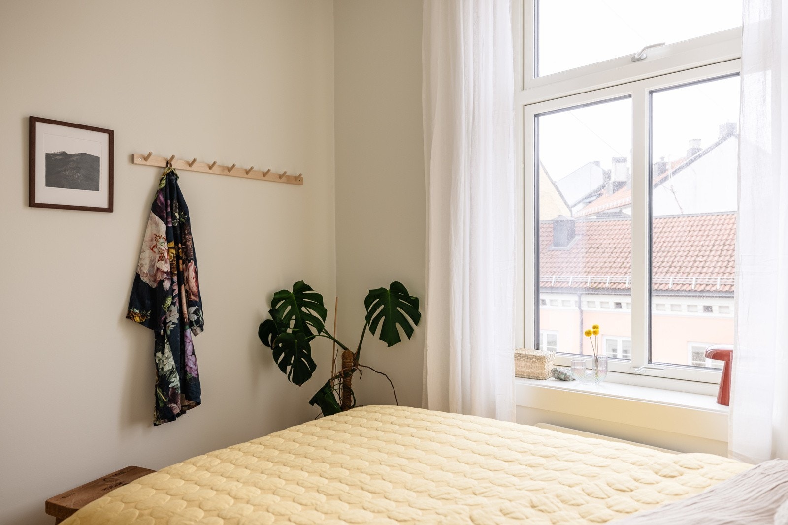 Stor vindusflate og god takhøyde på ca. 2,73 meter gir en luftig romfølelse. Galleribilde