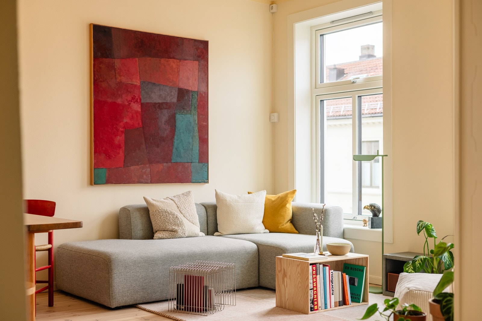 Leiligheten holder en gjennomgående god standard med fine tregulv (slipt og lakkert i 2024/25) og overflater malt i 2024/25. Galleribilde