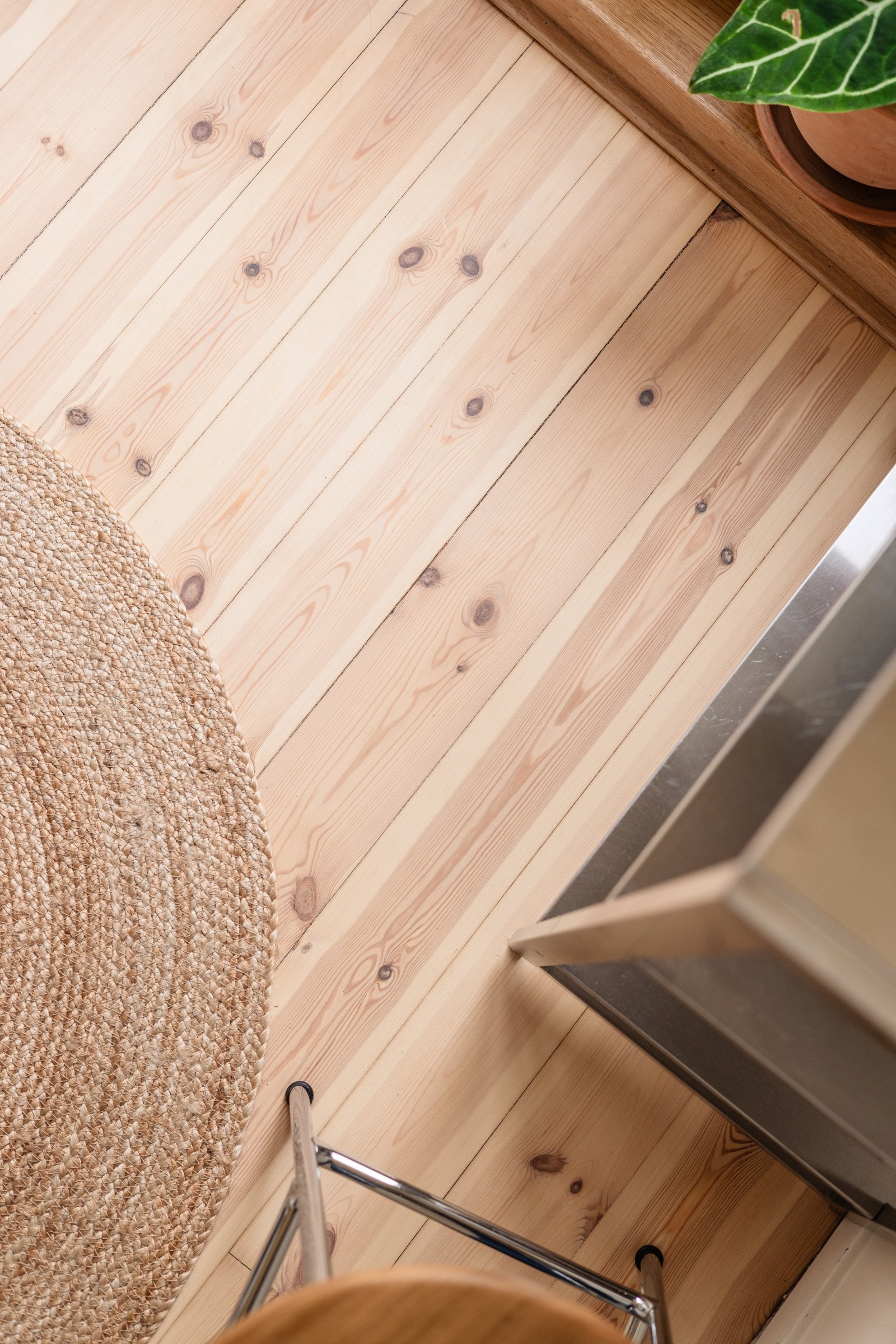 Kjøkkenet har god standard med fine tregulv (slipt og lakkert i 2024/25) og glatte, helsparklede overflater malt i en innbydende farge i 2024/25. Galleribilde