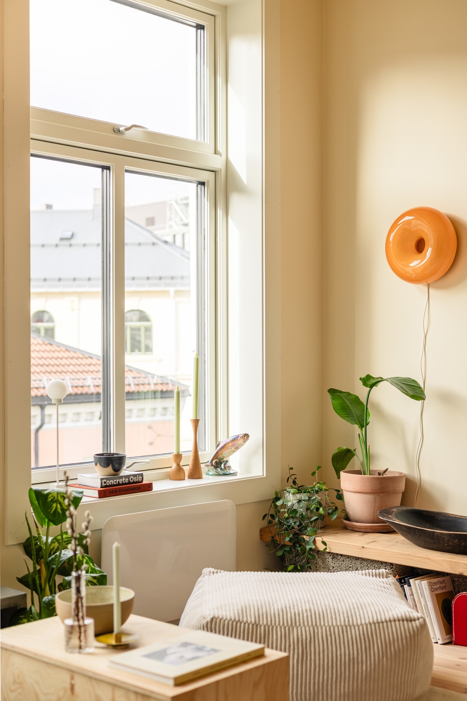 Alle vinduene i leiligheten var nye i 2024, og det er brede vinduskarmer med plass til planter og dekor. Galleribilde