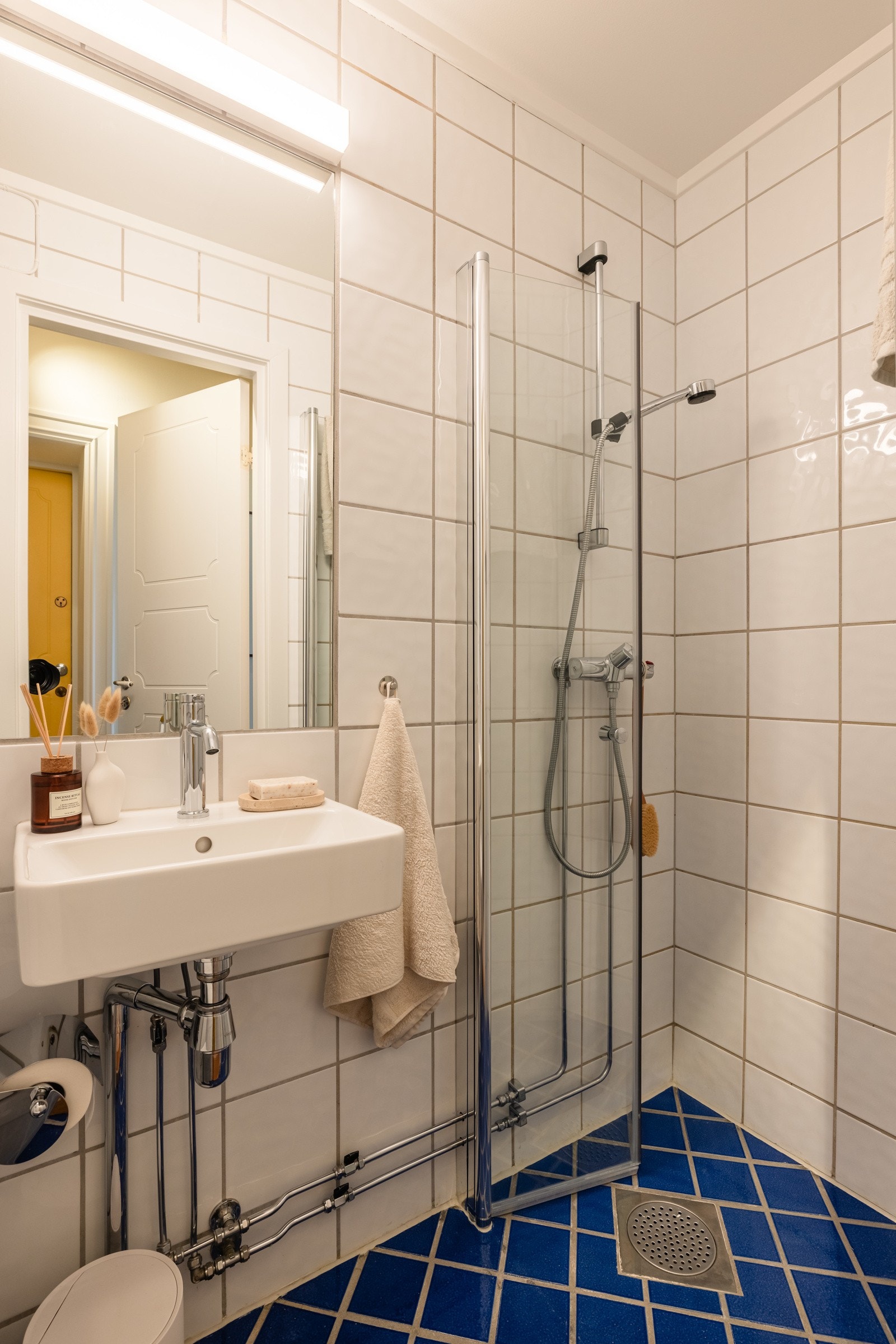 Baderommet ble oppgradert i 2024 med ny servant, nye dusjdører, nytt toalett og ny belysning. Det er gratis fellesvaskeri i kjeller. Galleribilde