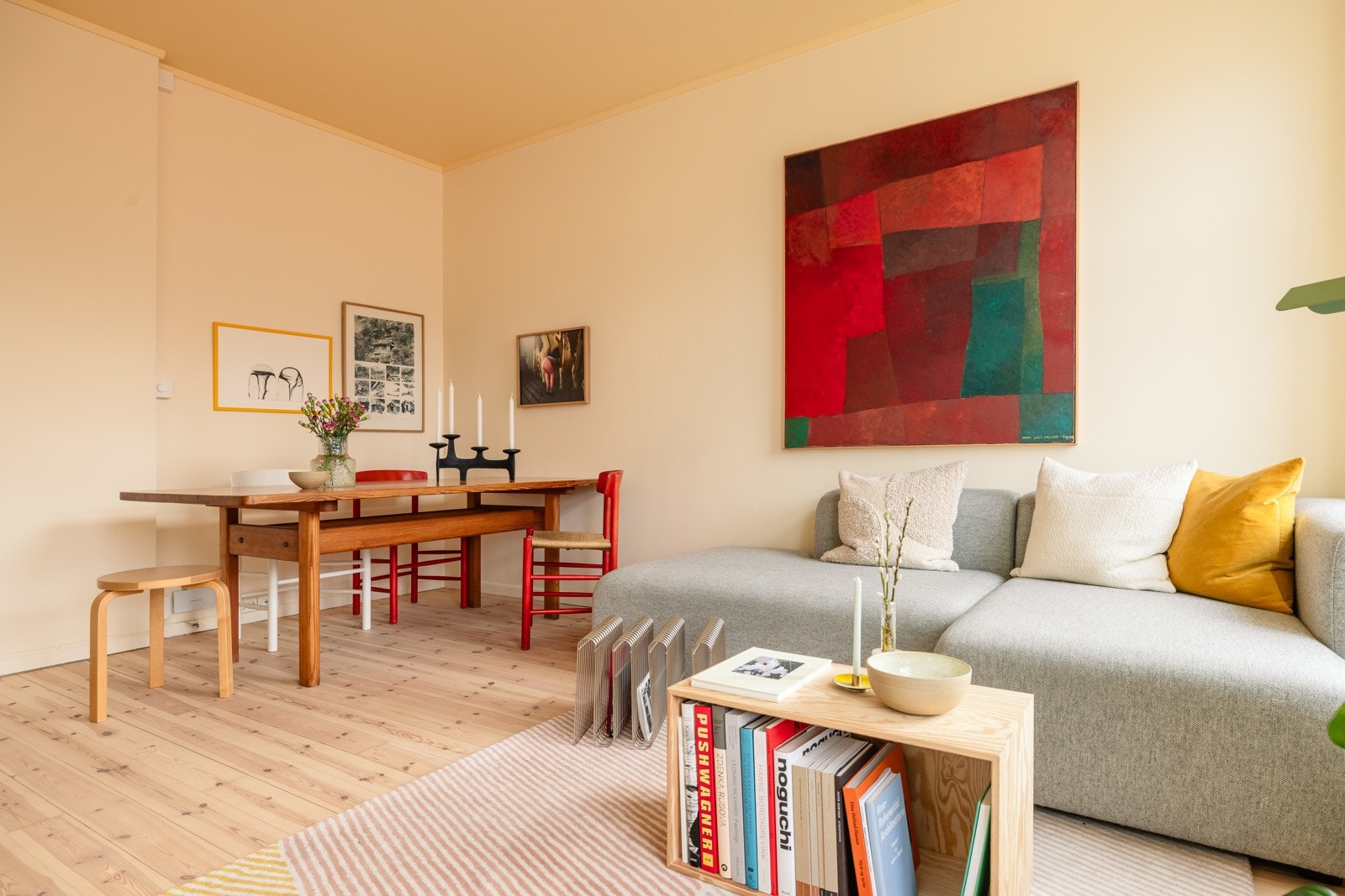 Lysinnslippet sammen med den gode takhøyden på ca. 2,64 meter bidrar til en god og luftig romfølelse. Galleribilde